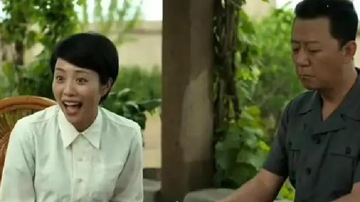 父母爱情|父母爱情：五短身材牙齿发黄土气的孟天柱，凭什么拿下江亚宁呢？