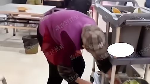 烧烤|把剩菜倒回取餐柜？自助烧烤店员工把剩菜分类好，倒回自助取餐柜