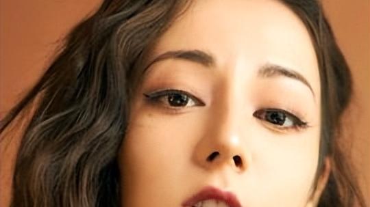 赵今麦|19岁赵今麦最新杂志曝光，网友：深藏不漏，好身材早就晒一晒了