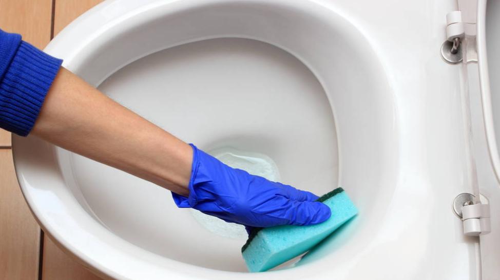 马桶三天不洗就发臭发黄？保洁阿姨教你这么做，马桶干净没异味