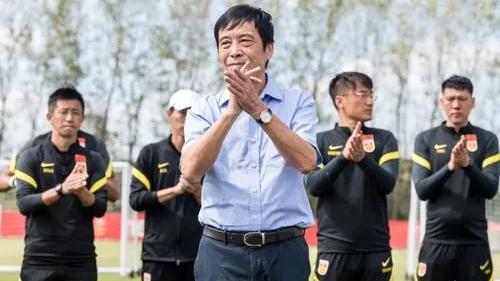 |凌晨3点！中国球员最新言论引爆争议，球迷痛骂：你们不配拿高薪