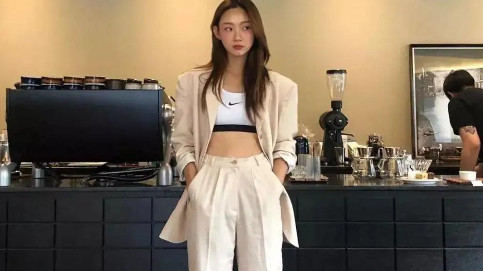 中南建设|对于气质这块弱的女生来说，做好学会简约搭配，包括色系选择