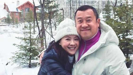 参观曾宝仪现实的豪宅，是很普通的房子，餐桌上伙食很简单