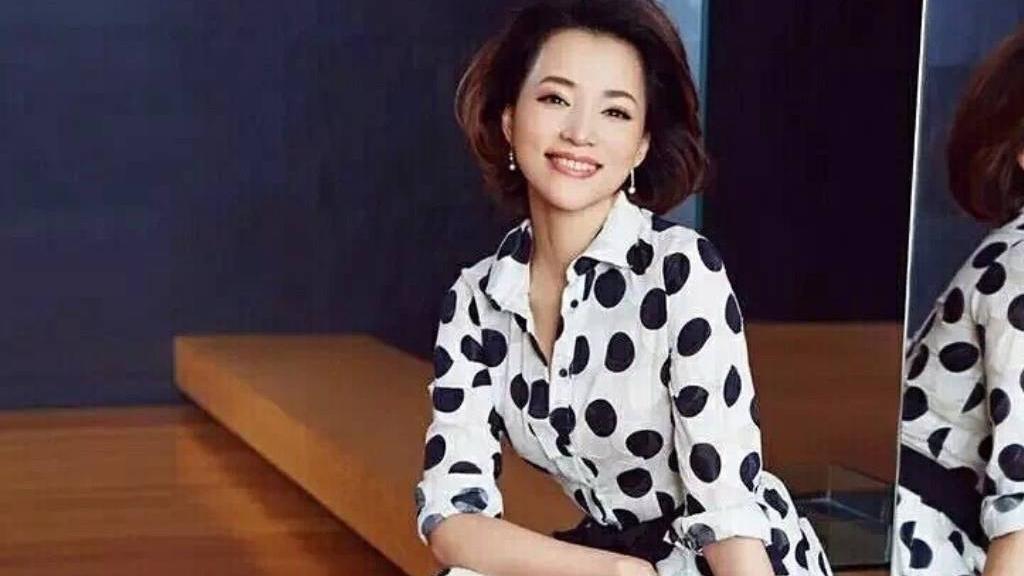 发型 董卿这个打扮气质变了，穿皮裙皮靴暴露真实年龄，还是优雅点好看