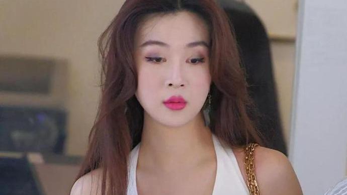 马尾辫 修身的白色长裙，在展示优雅女人味的同时，也显得非常大气优雅