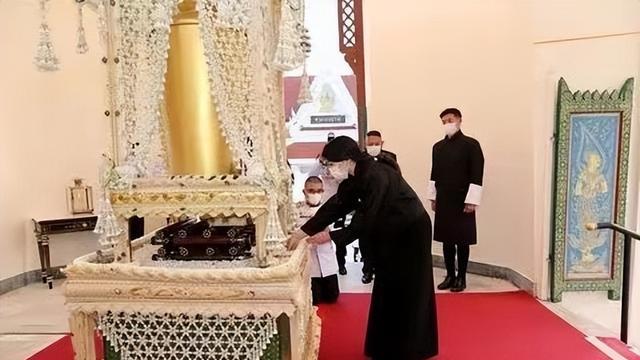 43岁苏提达在葬礼上惊艳了！穿黑衣戴珍珠项链，泰国王后好端庄