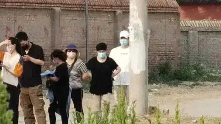 张天爱|郭德纲，带领全家排队做核酸！