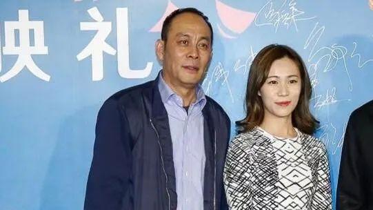 穿衣搭配 张光北女儿都已经30岁了，穿紧身装配大妈发型，长相成熟不像90后