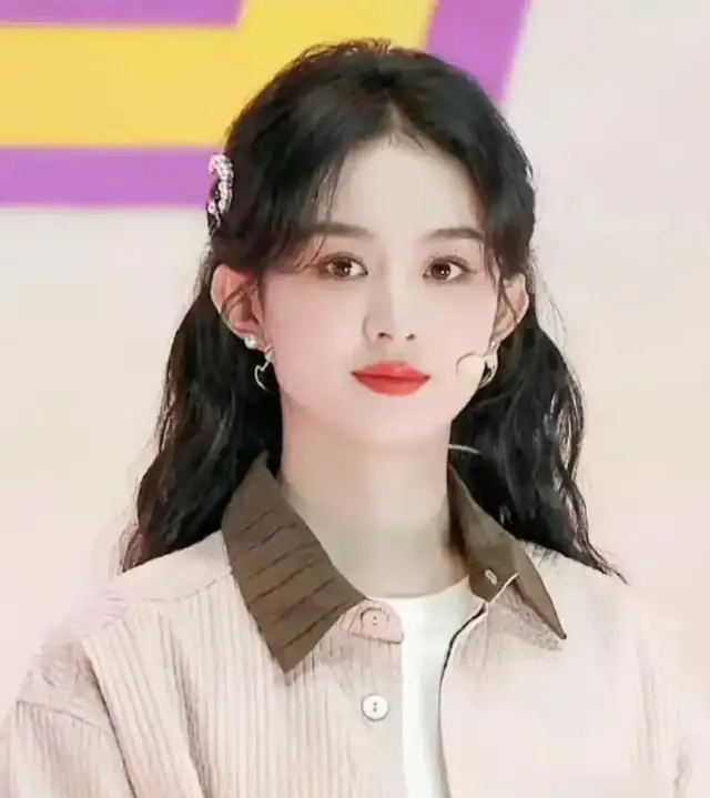 赵丽颖|赵丽颖央视直播生图曝光，五官端正笑容甜美，网友却评价撞脸周也