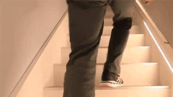 大理石楼梯上挖卡槽，塞条流水灯带，人来灯亮人走灯灭，效果高级