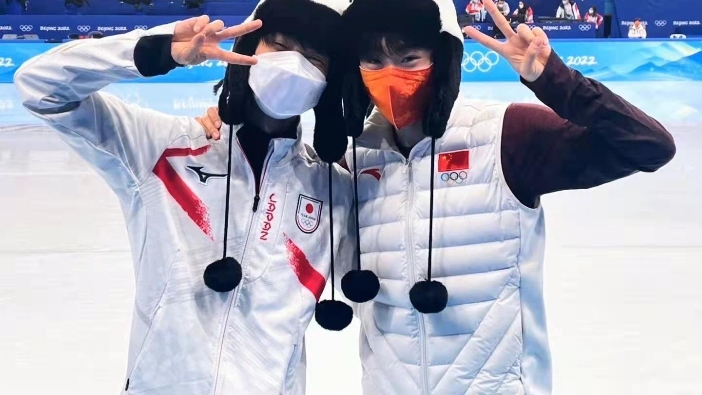 羽生结弦|羽生结弦今天戴的帽子，是谷爱凌同款！金博洋和柚子一起合影