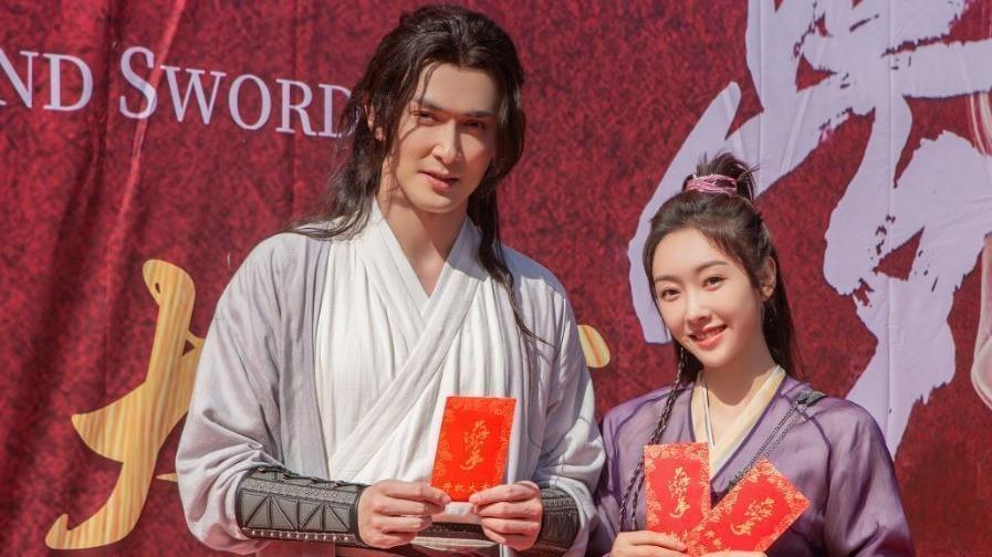 程潇|高伟光新剧造型翻车，棕色泡面头太出戏，与宣璐同框像父女