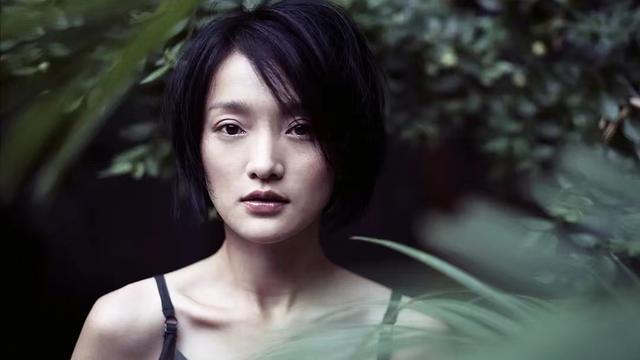 周迅|周迅拍大片基本不翻车！穿抹胸裙美成香奈儿女郎，梳大波浪卷发美艳