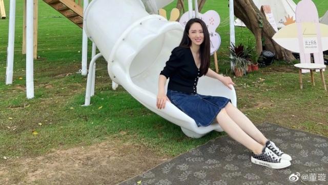 董璇|42岁董璇晒周末美照，装扮少女感满满，一双美腿修长抢镜