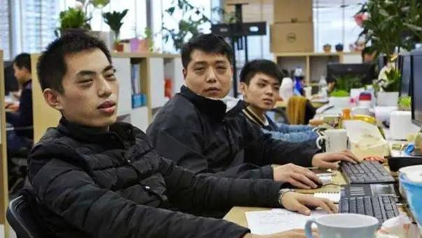 求职|“下班时间没义务谈工作”，公司降薪之后，员工选择“集体摆烂”