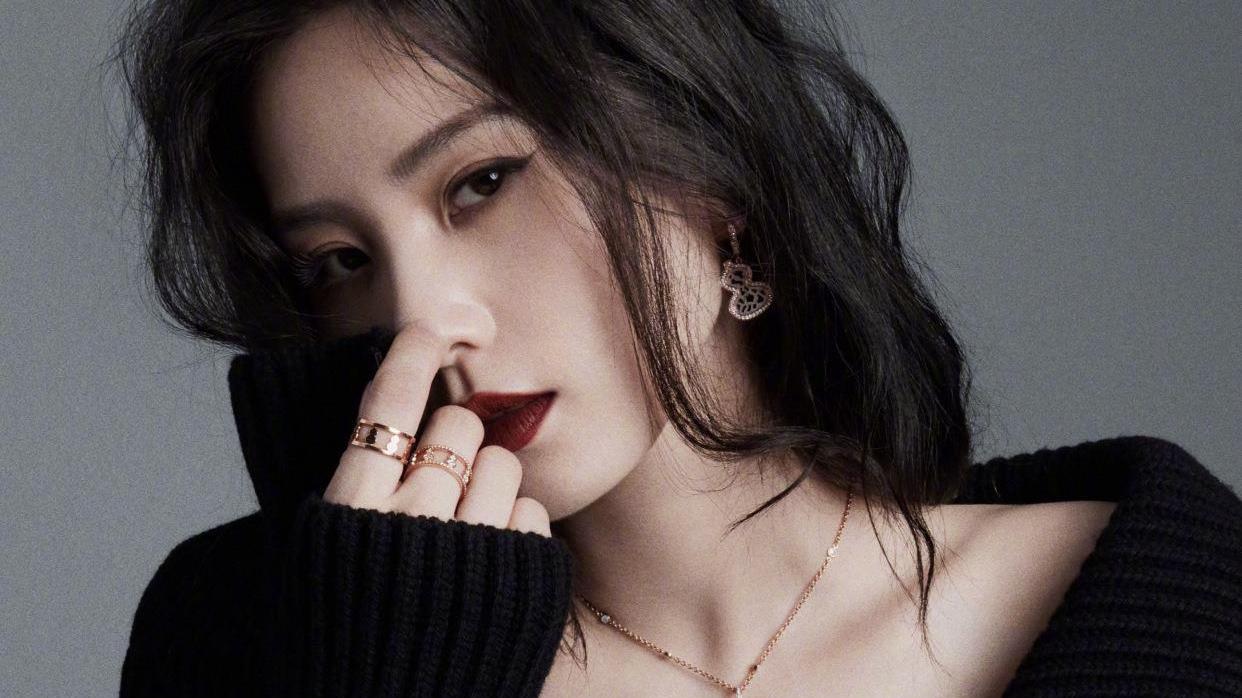 杨幂|刘诗诗登《嘉人》封面走“暗黑”路线，和杨幂撞型又撞脸