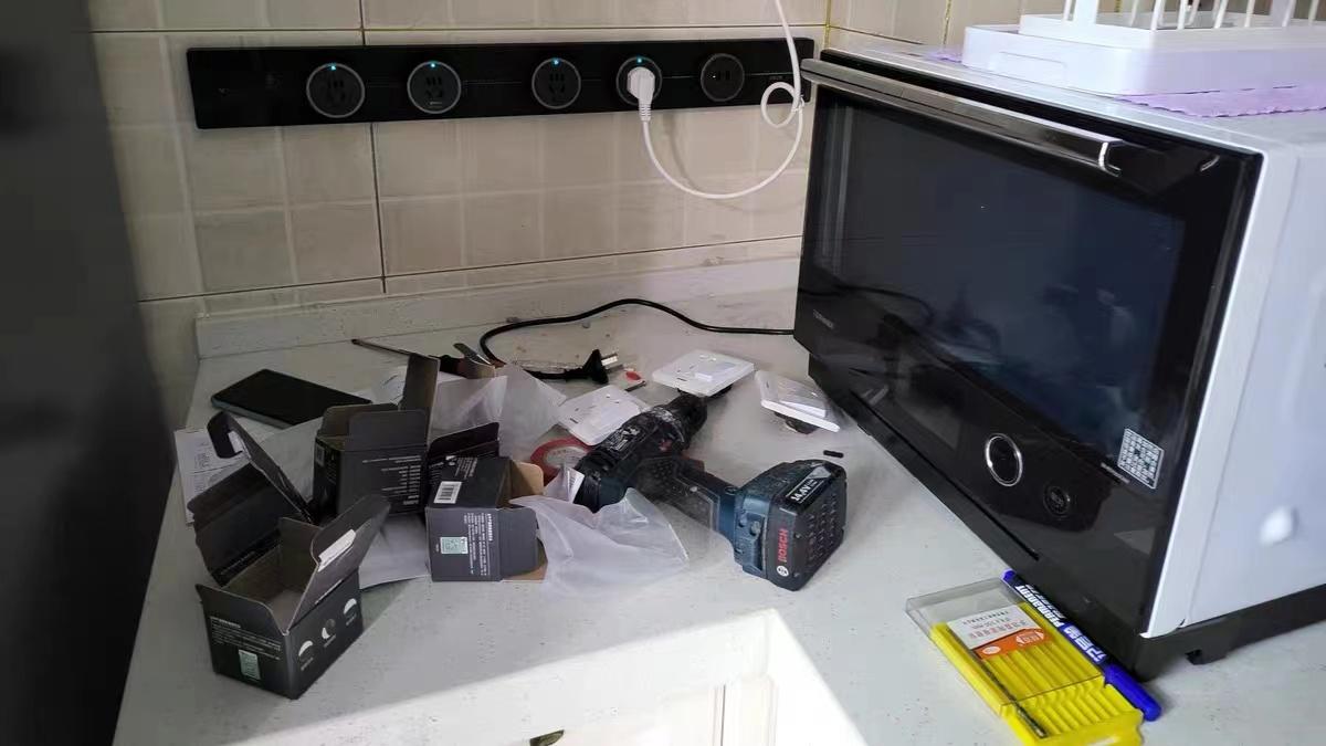 家里装修用联排多孔插座好呢？还是用轨道插座好呢？