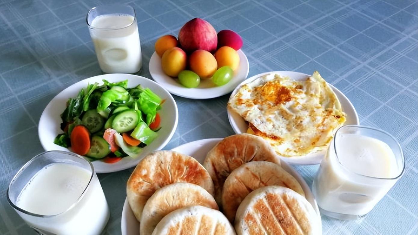 早餐是“补蛋白”黄金期，提醒大家：多吃3道早餐，提高免疫力