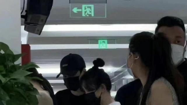 张檬|张檬怀孕？小五搀扶爱妻现身妇产科，夫妻俩看母婴知识超认真