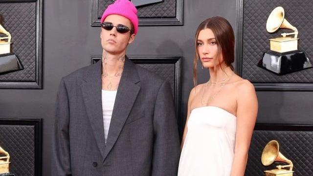 贾斯汀·比伯|贾斯汀比伯夫妇到格莱美，造型不搭还辣眼，被亲脖子海莉如雕塑