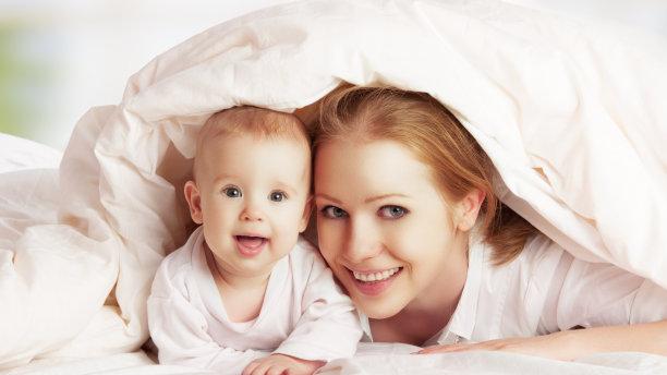 宝宝在婴儿床上哭闹，家长应该怎么办？