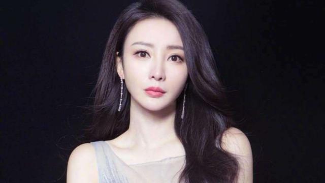 何洁|41岁柳岩暴瘦出镜，碎花短裙长腿尽显，皮肤白嫩吸人睛