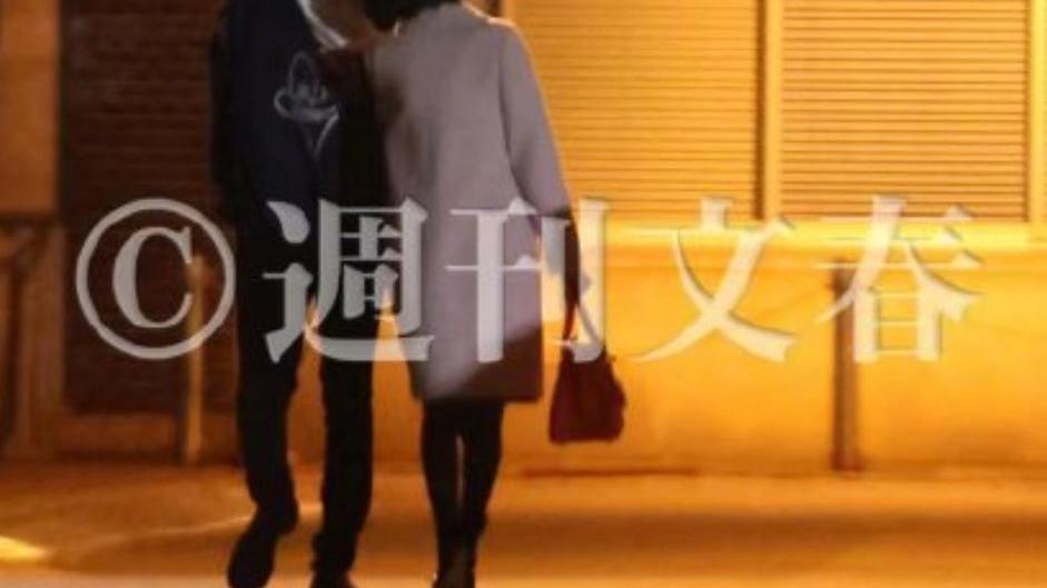 拥抱|男星被曝一晚约会三位女性！街头亲密拥抱好暧昧，本人已道歉