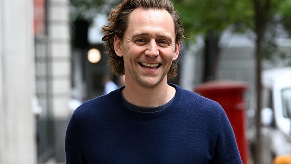 抖森|女友高调宣示占有欲，抖森官宣订婚首现身，腕上粉红皮筋惹人注目