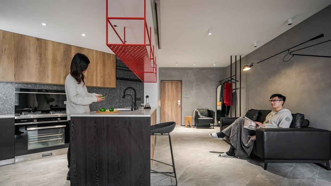 不管别人怎么说，她坚持把自己的家装成工业风格，有自己的高冷风