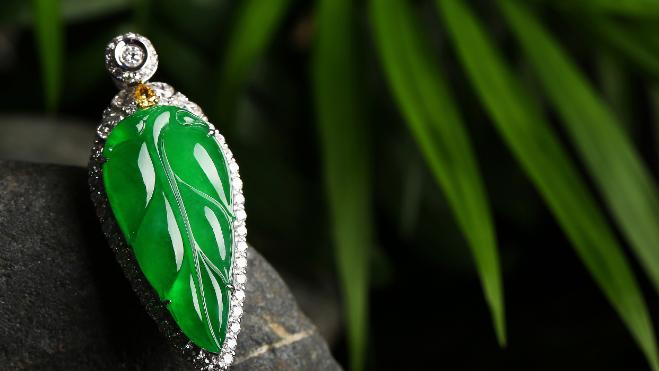 翡翠|完整的翡翠上面有了划痕，那么这个料子，我们还能不能佩戴了