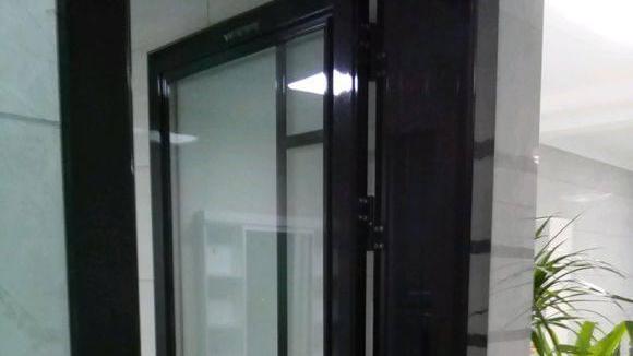 老婆硬要全瓷砖上墙，颜色还是银白的，这效果跟澡堂子有啥区别？