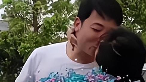 余秀华|自恋？余秀华称刘信达暗恋自己，掉一块头皮屑，都捡起来闻半夜