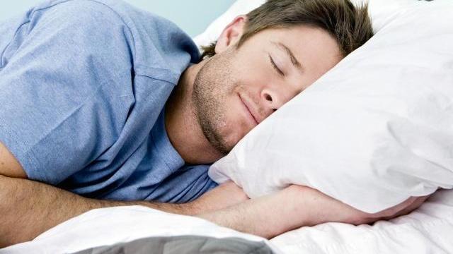 睡眠|睡觉时总会突然抖一下？像坠落一样？专家给出的“答案”出乎预料