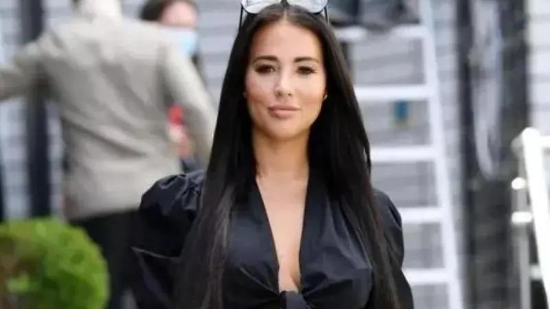 明乌|欧美真人秀女星亚兹明乌赫卢