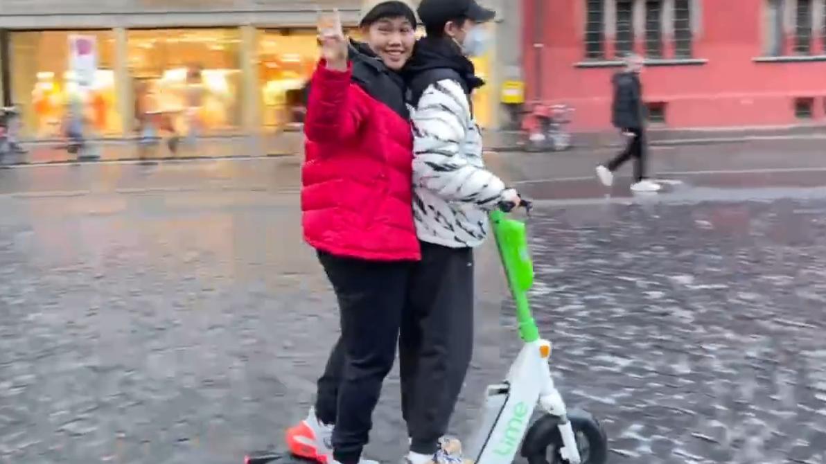 王皓|国羽奥运冠军训练超认真！T恤被汗水打湿贾一凡围观，遭队友调侃