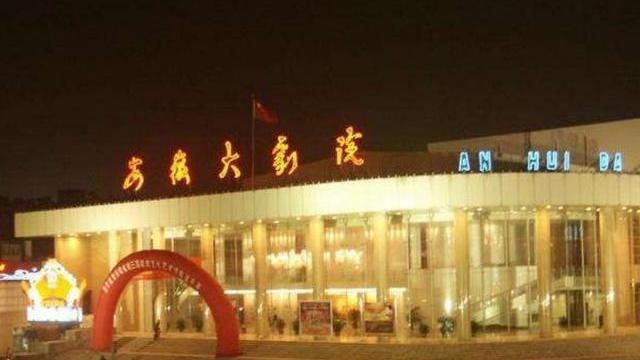 王祖贤|1992年女神王祖贤回安徽老家办了3件事：喝啤酒、祭祖先、看中学