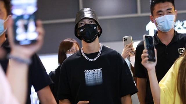 陈伟霆|陈伟霆私下里够有型的，虽然白色T恤很随性，但“锅盖帽”太时髦