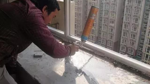 封阳台用什么材料好？老师傅教你铝合金、塑钢、断桥铝的区别！