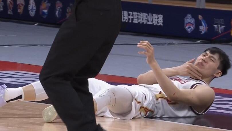 胡明轩|故意伤人吗？胡明轩争议动作被推上热搜第4，球迷：这是违体犯规
