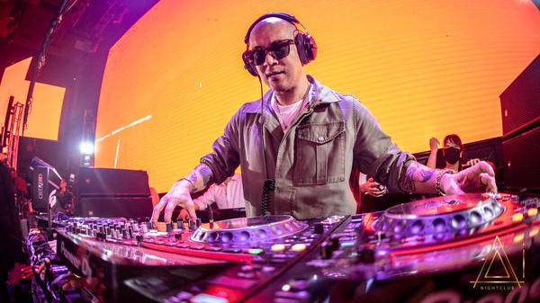 小S|直击／具俊晔夜店狂欢撂中文：我爱你们！小S微醺上台拥抱姐夫