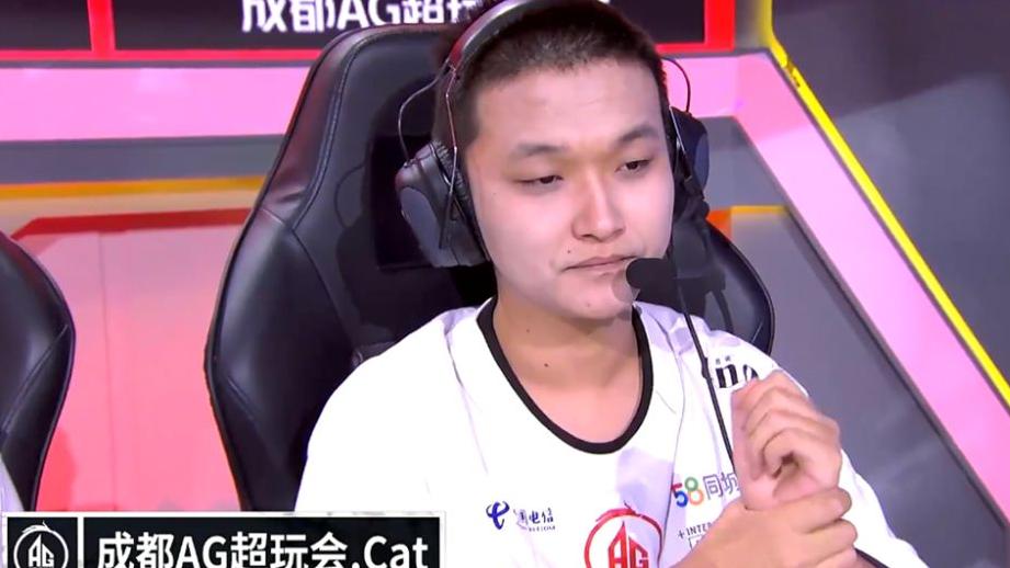 猫神|AG猫神下播后还在看比赛复盘，职业态度没得黑，难怪能打11届