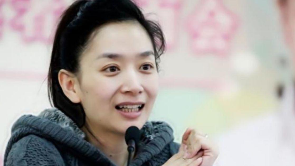 王芳|王芳：嫁大15岁的教授丈夫，31岁独自产检生女，如今过得幸福吗？