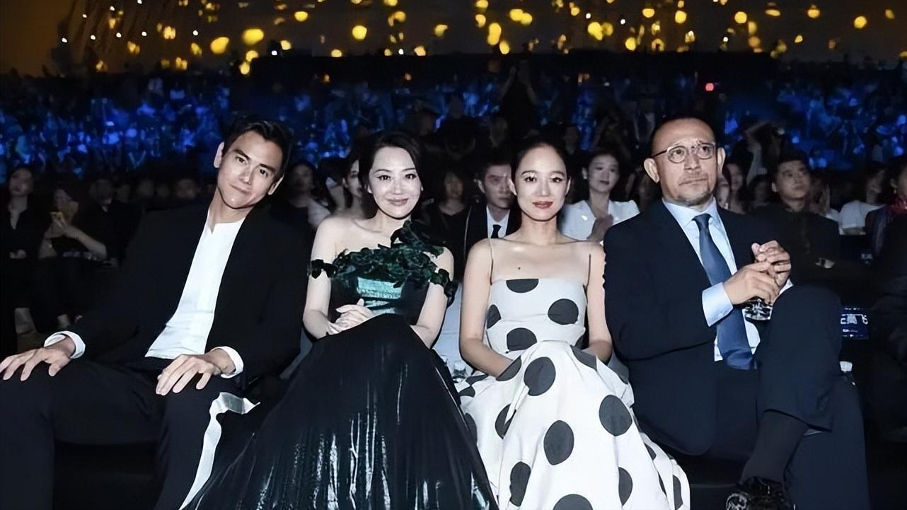 许晴|许晴周韵同框差10岁却像同龄，一个风情一个高冷，气质差别真大