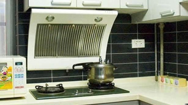 厨房装了油烟机再装一个这个，排烟效果更佳，别为了省钱不装