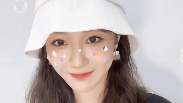 杨紫|杨紫久违晒出自拍视频，妆容精致状态好，发质引热议