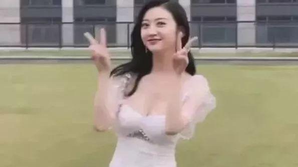 景甜|助理为景甜整理头发，低头那刻，网友：张继科不后悔