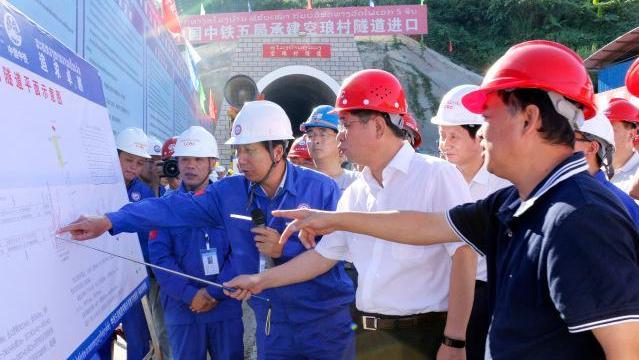 招聘|2022“中铁局”公开招聘，薪资待遇叫人心动，真是应届生的福音
