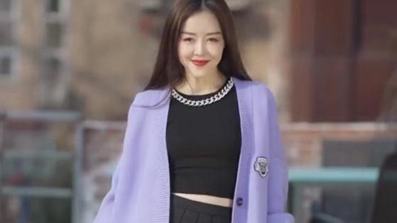 安又琪|安又琪出来热舞营业了，裙子短到大腿的位置，网友：38岁依旧风韵犹存