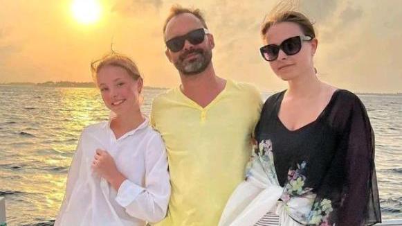 李沁|千金一家出海看日落！父女三人同框，爸爸胡子花白，姐姐也是美女