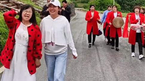 余秀华|泡小鲜肉，睡高级灵魂，她是中国的艾米丽·狄金森？